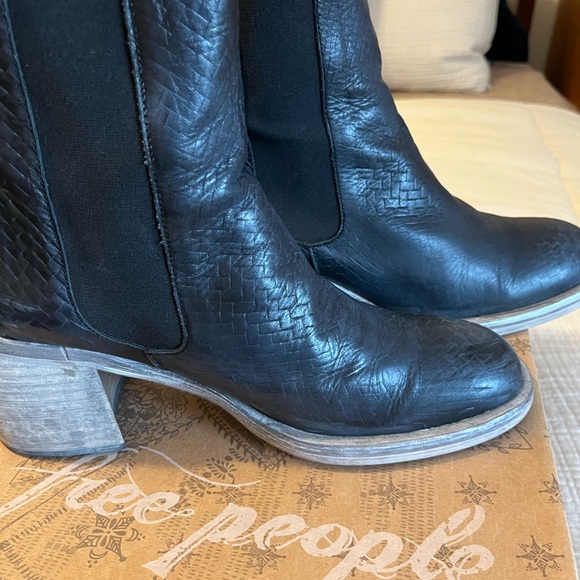 Free People Essential Chelsea Boot size 40 - Picture 12 of 16
